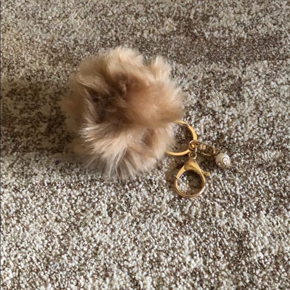 🛑SOLD LOCAL🛑Puff ball key ring 🔑 or can hang from a purse